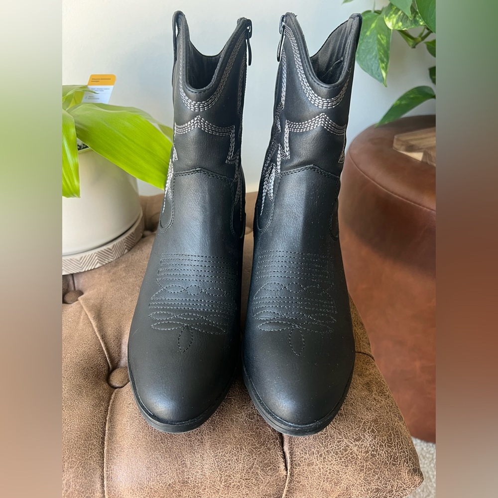 Global Win Black Western Ankle Boots with Contrast Stitching - Picture 2 of 7